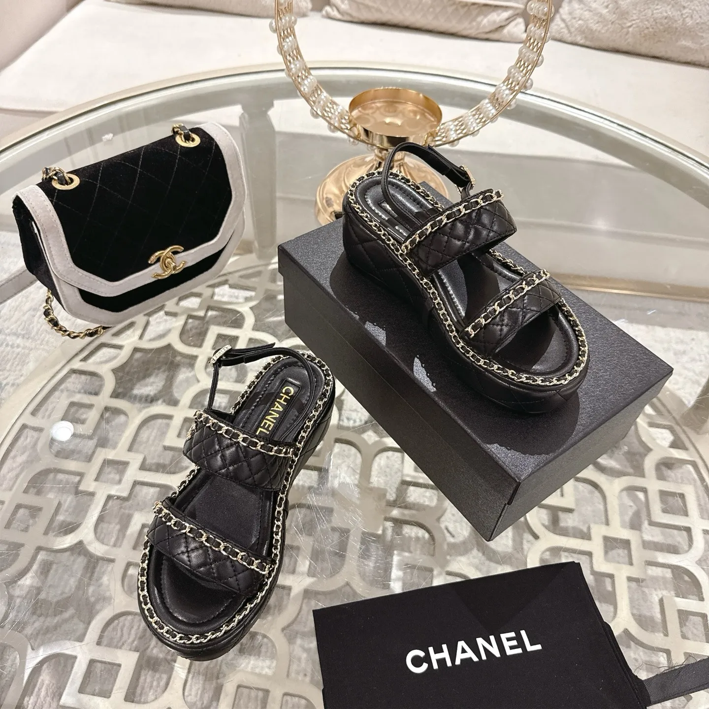 👟👟Ex-factory price 600👟👟 𝐂𝐇𝐀𝐍𝐄𝐋 | Xiaoxiang 25𝐬𝐬 🦋2025 Spring and Summer New Products Counter Classic Xiaoxiang Double C Diamond Chain Slippers Series New〰 🍬 The absolute best in the BS fashion circle. Matching will perform meticulously Minimalist, classic elements that will never fade away 💋 Show unique dressing style, too beautiful to say anything. A must-have for summer... Upper: Original high-customized lambskin Lining: Imported mixed sheepskin lining Outsole: Original molded non-slip outsole Shoe size: 35-39 (34.40.41.42 customization is not returnable)